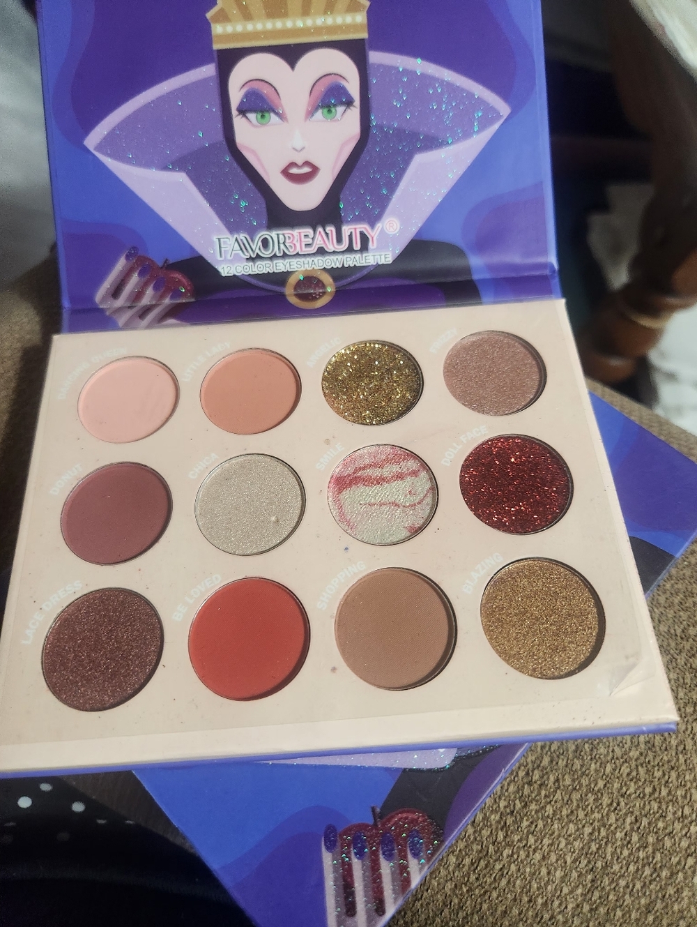 FAVORME Beauty 12-Color Eyeshadow Palette - Picture 4 of 5